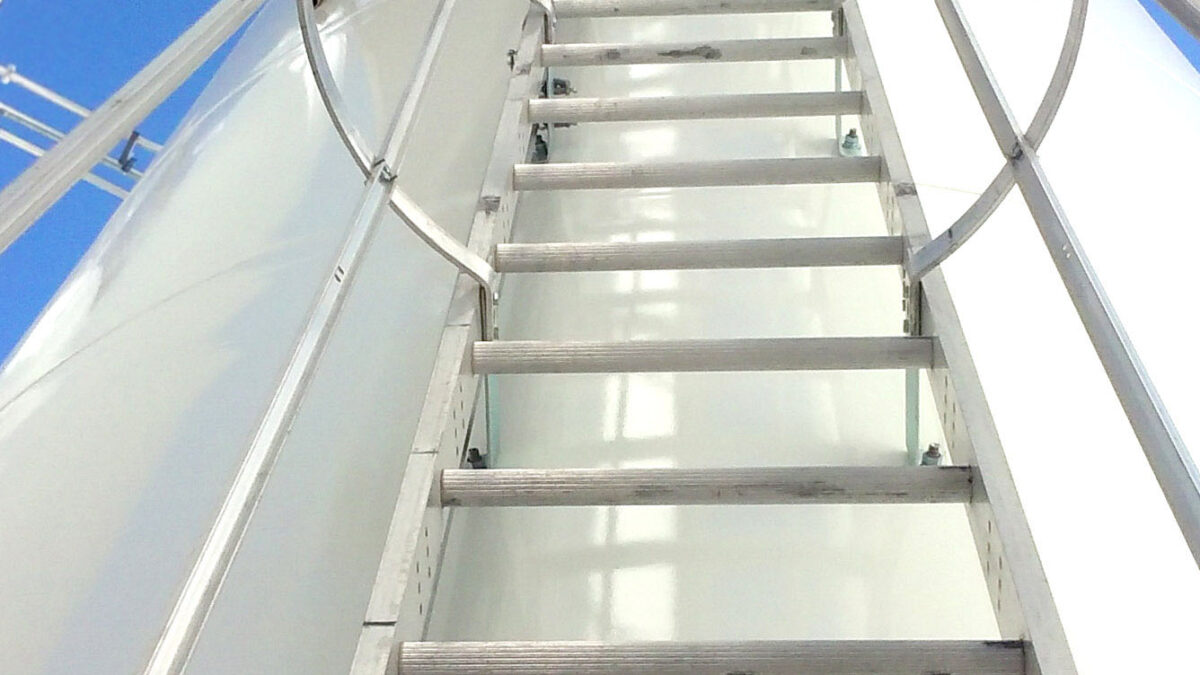 Coating a milling silo