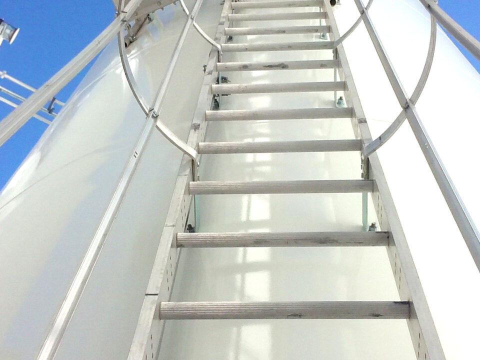 Coating a milling silo